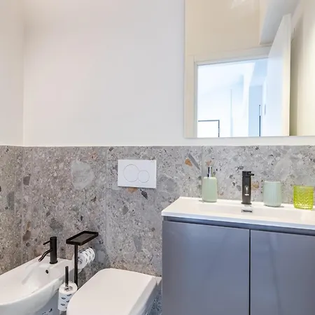 Luxury Elegant Penthouse 3 Bedrooms, 2 Bathrooms