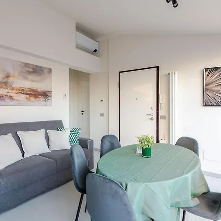 Luxury Elegant Penthouse 3 Bedrooms, 2 Bathrooms Milano